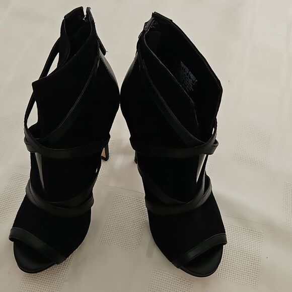 Elegant Black Stiletto Heels - Picture 10 of 16